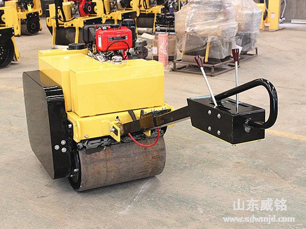 手扶式壓路機上下坡碾壓時應注意哪些要點