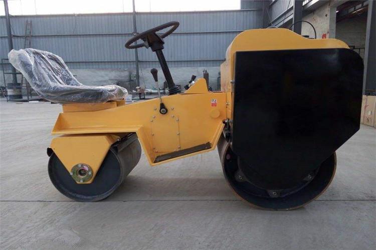 小型座駕式振動壓路機(jī)良好的駕駛性能和通行性，新的工業(yè)設(shè)計使維護(hù)更容易，更方便