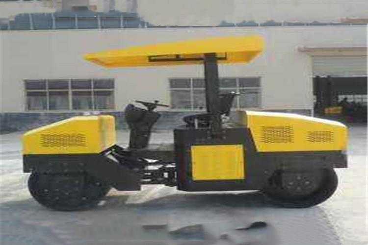 當(dāng)小型座駕式振動壓路機(jī)發(fā)動機(jī)運轉(zhuǎn)時，將發(fā)動機(jī)停止一小段時間并將反向手柄置于中間位置