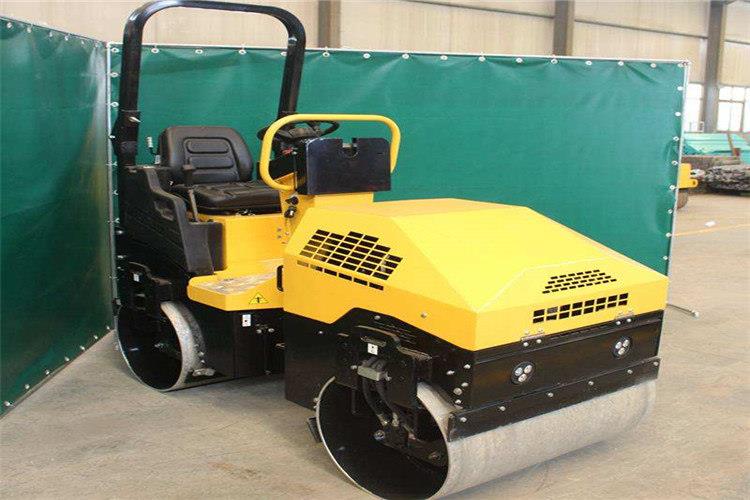 清理車身，將全液壓振動壓路機里外清理干凈，包括發(fā)動機、變速箱、液壓泵、油管連接處等部件