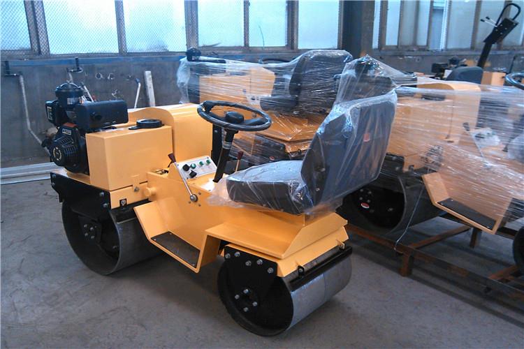 小型座駕式振動壓路機屬特別車輛，操作職員應(yīng)接收生產(chǎn)廠家的培訓(xùn)、領(lǐng)導(dǎo)，對機器的構(gòu)造、性能有充足的知識，并獲得必定的操作及維護經(jīng)驗方可操作機器