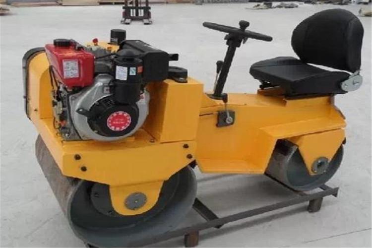 注意經(jīng)常檢討小型座駕式振動壓路機潤滑油、液壓油、冷卻液、制動液以及燃油油(水)位和品德