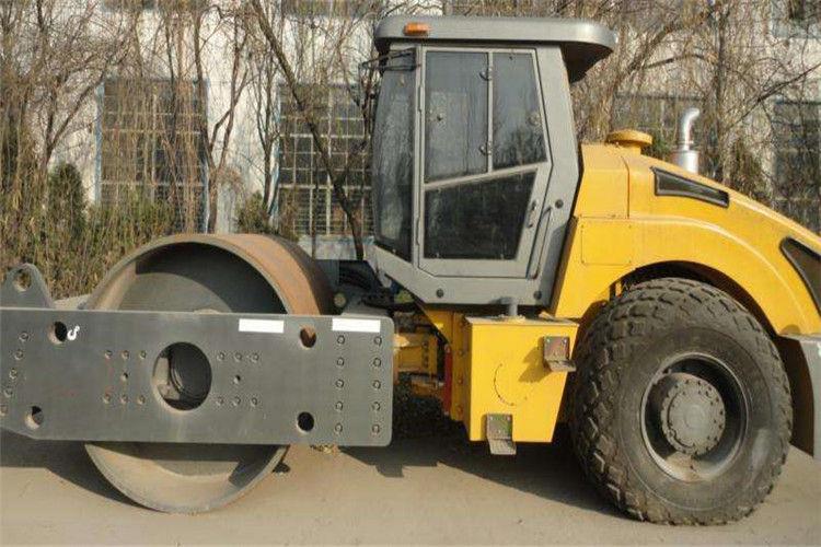 單鋼輪振動(dòng)壓路機(jī)柱塞泵斜盤傾角過小，檢查時(shí)，可用手觸摸柱塞泵輸出的高壓管，感覺是否有明顯的壓力脈動(dòng)