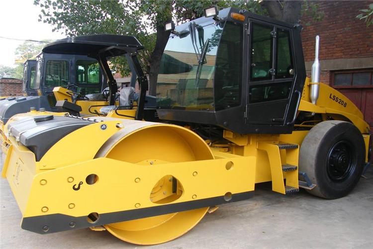 對12噸雙鋼輪振動壓路機進行維護保養(yǎng)，各潤滑點打黃油，按使用說明書的要求按時更換手扶式壓路機防凍機油