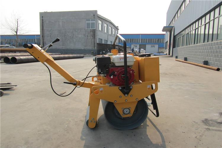 根據(jù)筆者多年的經(jīng)驗(yàn)，壓路機(jī)的維護(hù)工作集中在清潔、潤(rùn)滑、防腐銹方面。壓路機(jī)的清潔是延長(zhǎng)其工作時(shí)長(zhǎng)