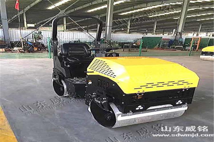 冬季施工，增加了行車?yán)щy，對小型壓路機的安全駕駛產(chǎn)生了不利影響，蓄電池電解液冰凍會使其終止工作