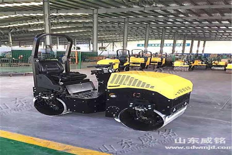 小型壓路機作業(yè)或行駛中緊急制動時，需要先踏下主離合器踏板以切斷動力，然后再踏制動踏板