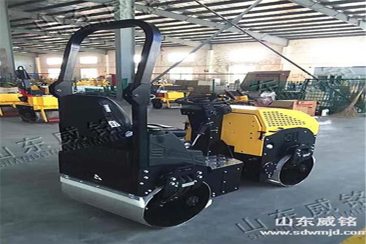 小型壓路機它的特色優(yōu)勢：小，這種小，不僅僅體現(xiàn)的是體積結(jié)構(gòu)方面，更多的還是在一些小型的道路工程