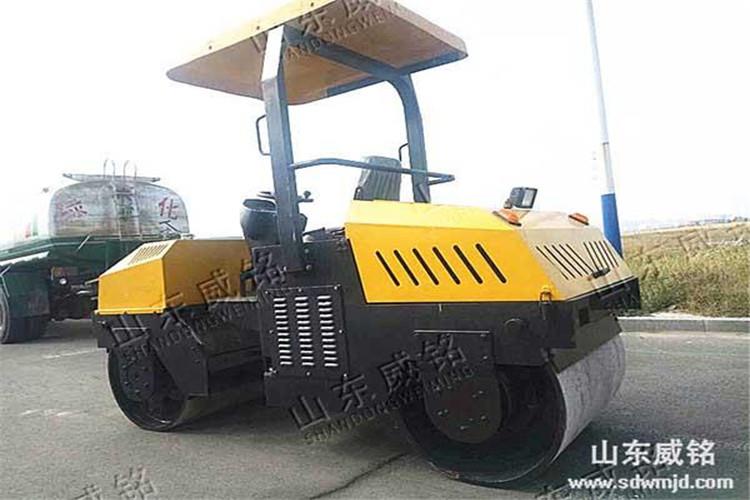 小型壓路機(jī)的水箱溫度控制直接影響到水箱設(shè)備――缸體的性能及耐久性，但是在工程運(yùn)行過程中，機(jī)械的持久運(yùn)行勢必會(huì)消耗大量的水