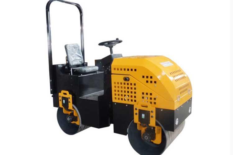 每日開動小型壓路機之前都應檢查液壓油箱的液位，檢查時將壓路機置于水平地面上，通過觀察窗可以看到油位高低