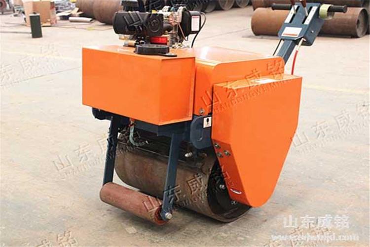 首先小型壓路機整體體積小施工時，狹窄場地可以自由進入，相比大型的壓路機，小型壓路機行動更靈活方便，解決了狹窄場地的施工