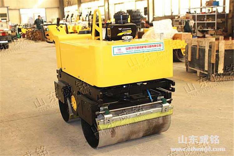 小型壓路機(jī)換裝汽缸套活塞要檢查標(biāo)準(zhǔn)缸套與活塞的尺寸分組代號(hào)，裝用的缸套和活塞需要使二者的尺寸分組代號(hào)相同，以保障標(biāo)準(zhǔn)的配合間隙