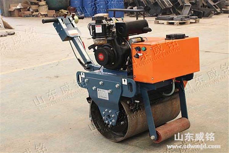 首先是小型壓路機運輸送狀態(tài)的選擇，遠距離運輸?shù)臅r候，盡量應(yīng)用拖車、平板拖車輔助輸送