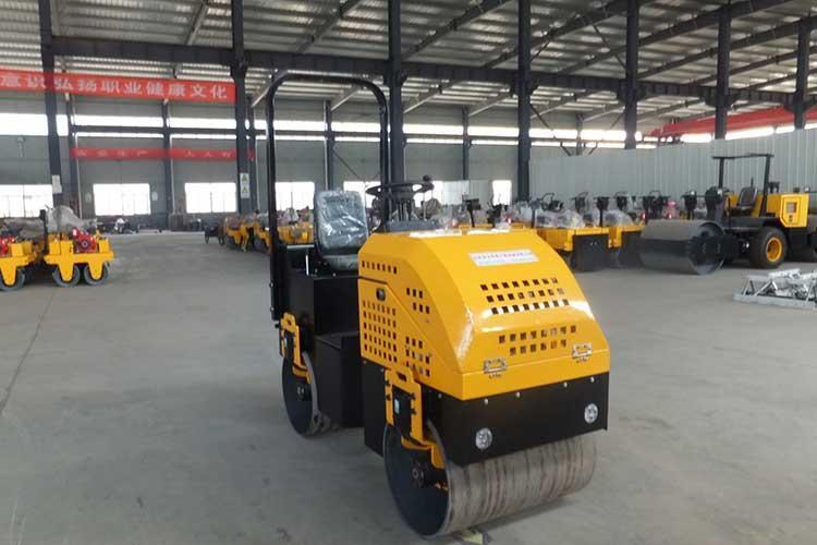 小型壓路機(jī)是現(xiàn)在目前我國(guó)國(guó)內(nèi)生產(chǎn)機(jī)械較多的一種機(jī)械產(chǎn)品，總體大概分為手扶式單輪壓路機(jī)