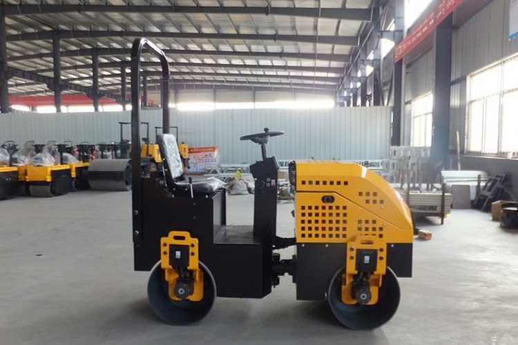 壓路機(jī)的技術(shù)保養(yǎng)是在使用過(guò)程中維持機(jī)器良好運(yùn)轉(zhuǎn)狀態(tài)的一項(xiàng)重要措施，實(shí)施技術(shù)保養(yǎng)不但能使機(jī)器具有高的設(shè)備完好率