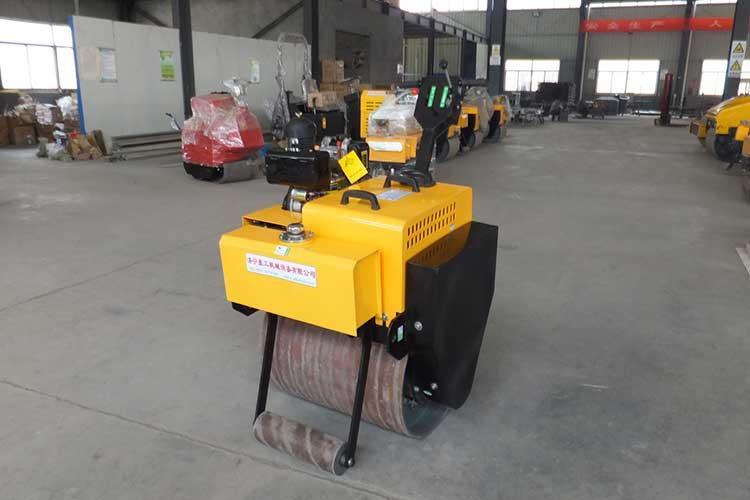 清理車(chē)身，將小型壓路機(jī)里外清理干凈，包括發(fā)動(dòng)機(jī)、變速箱、液壓泵、油管連接處等部件