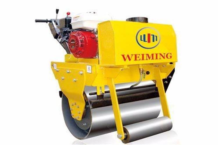 小型壓路機(jī)以機(jī)械本身的重力作用，適用于各種壓實(shí)作業(yè)，使被碾壓層產(chǎn)生永久變形而密實(shí)